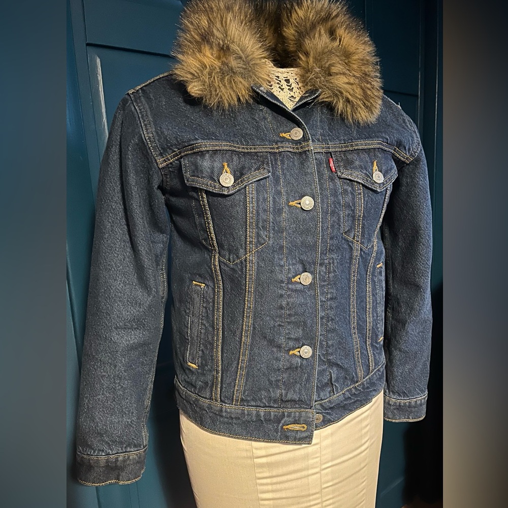 Levis ex-boyfriend Denim Jacket with Faux Fur Collar